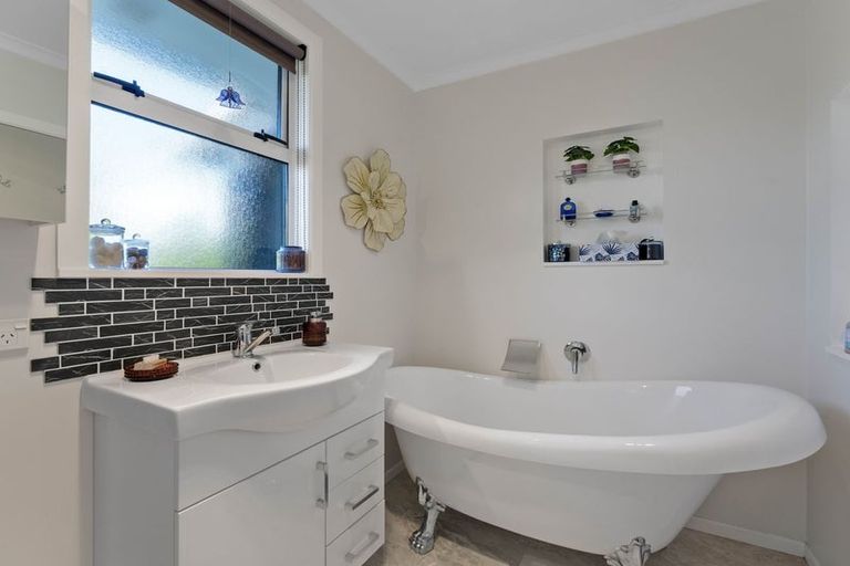 Photo of property in 15 Kurupae Road, Hilltop, Taupo, 3330