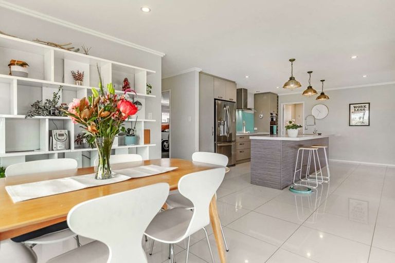 Photo of property in 19 Kendallvale Drive, Waiuku, 2123