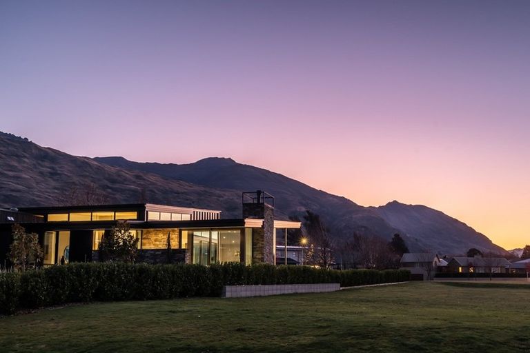 Photo of property in 4 Eden Close, Wanaka, 9305