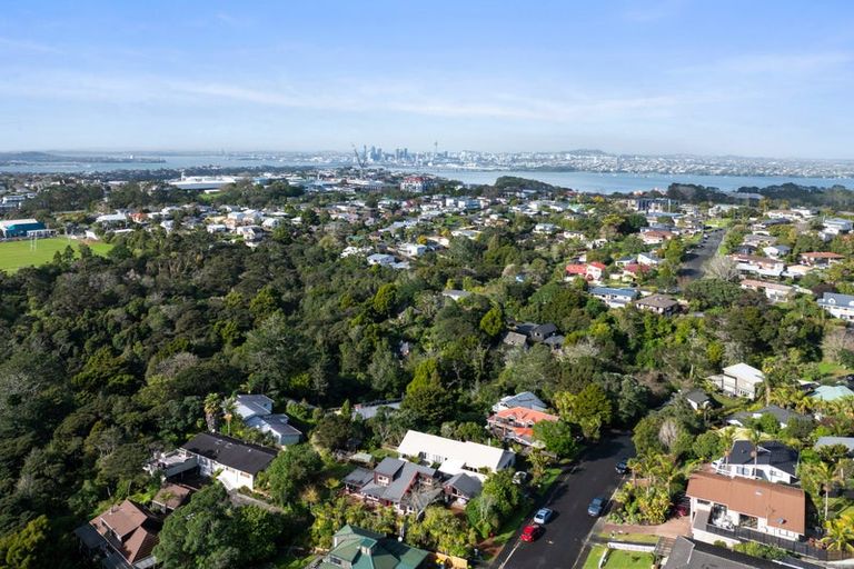 Photo of property in 18 Miraka Place, Birkenhead, Auckland, 0626