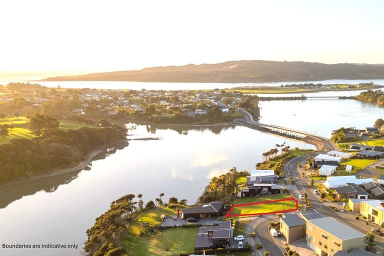 Photo of property in 2 Pekapeka Street, Raglan, 3225