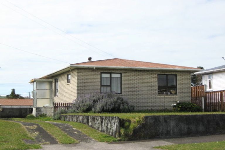 Photo of property in 60 Banks Street, Marfell, New Plymouth, 4310