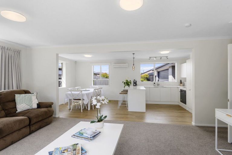 Photo of property in 83a Wilsons Road, Saint Martins, Christchurch, 8022