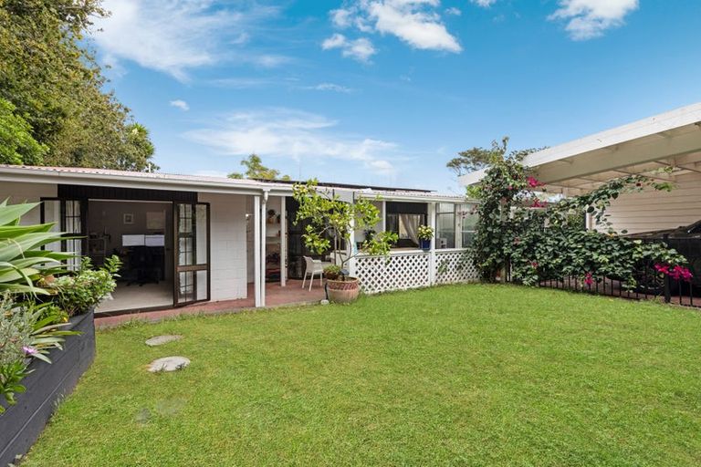 Photo of property in 2/84 West Coast Road, Glen Eden, Auckland, 0602
