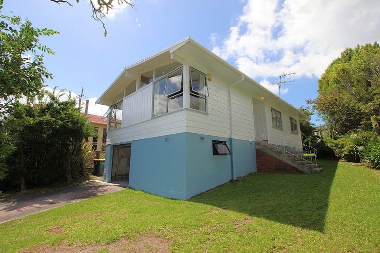 Photo of property in 104 Farquhar Road, Glendene, Auckland, 0602