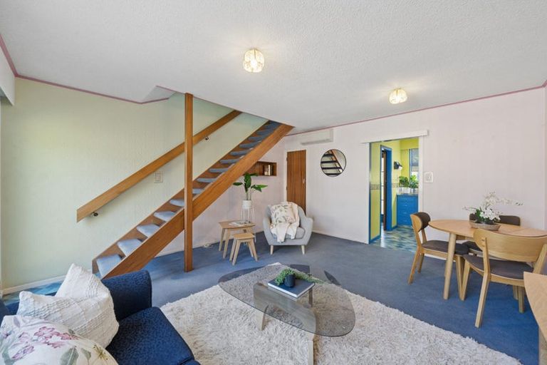 Photo of property in 2/210 Newlands Road, Newlands, Wellington, 6037