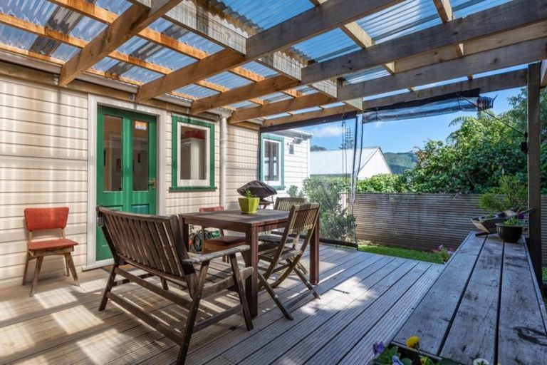 Photo of property in 16 Albemarle Road, Northland, Wellington, 6012