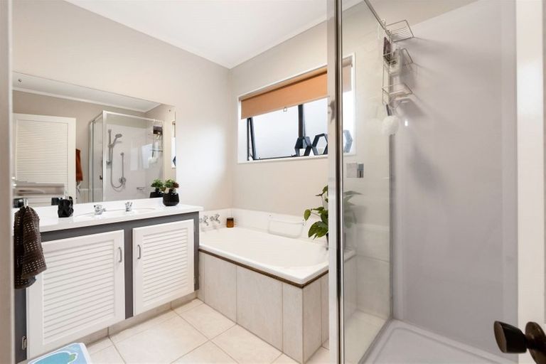 Photo of property in 2/262 Don Buck Road, Massey, Auckland, 0614