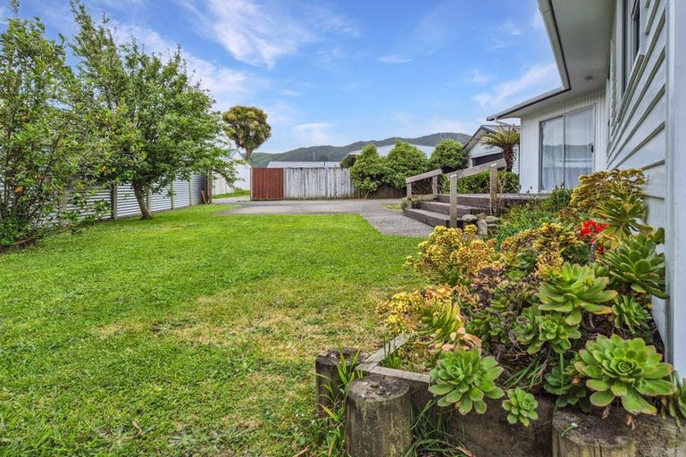 Photo of property in 32 Matthews Road, Wainuiomata, Lower Hutt, 5014