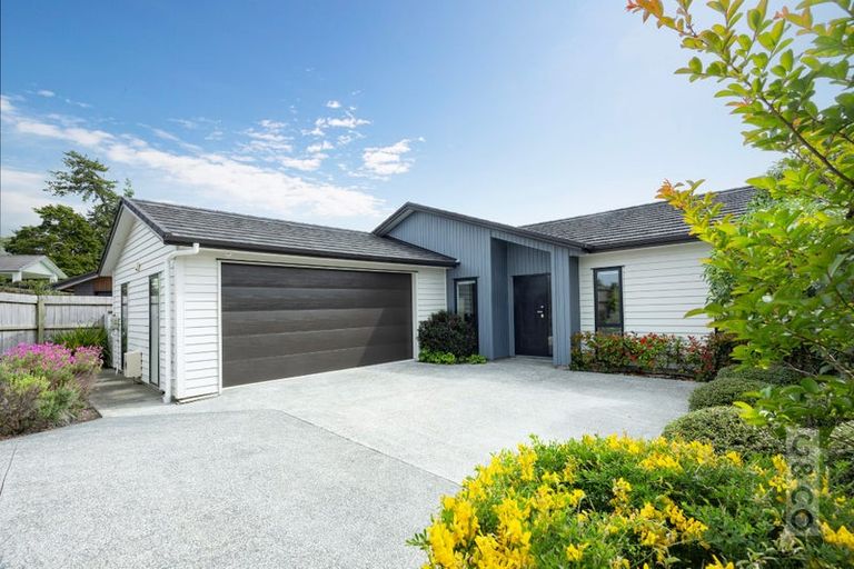 Photo of property in 15 Vogwill Road, Kumeu, 0810
