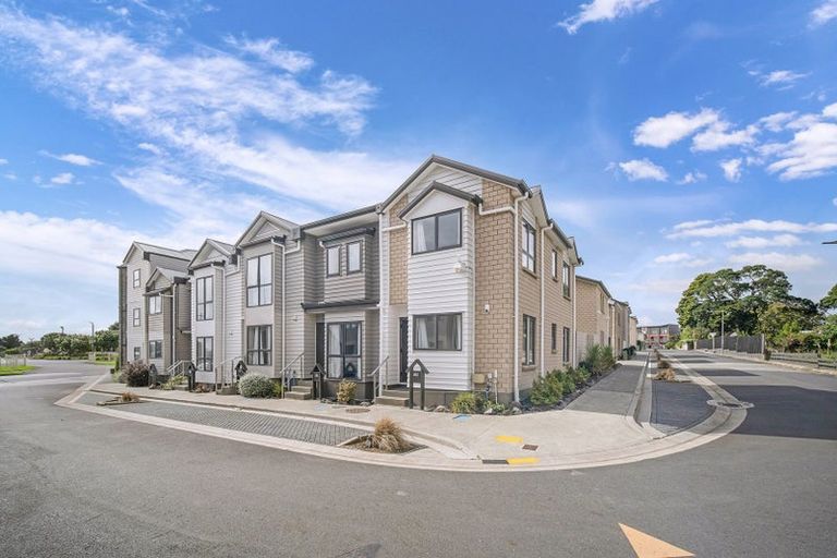 Photo of property in 2/5 Wallson Crescent, Wiri, Auckland, 2104