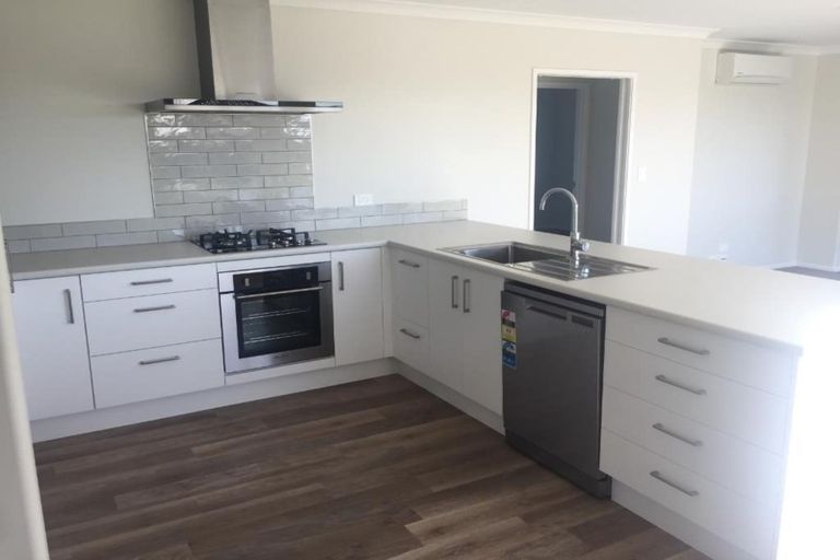 Photo of property in 10 Anglers Way, Omokoroa, 3114