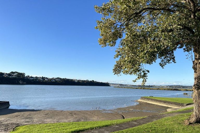 Photo of property in 1/17 Rewarewa Road, Te Atatu Peninsula, Auckland, 0610