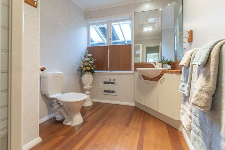 Photo of property in 5 Lyndhurst Road, Tawa, Wellington, 5028