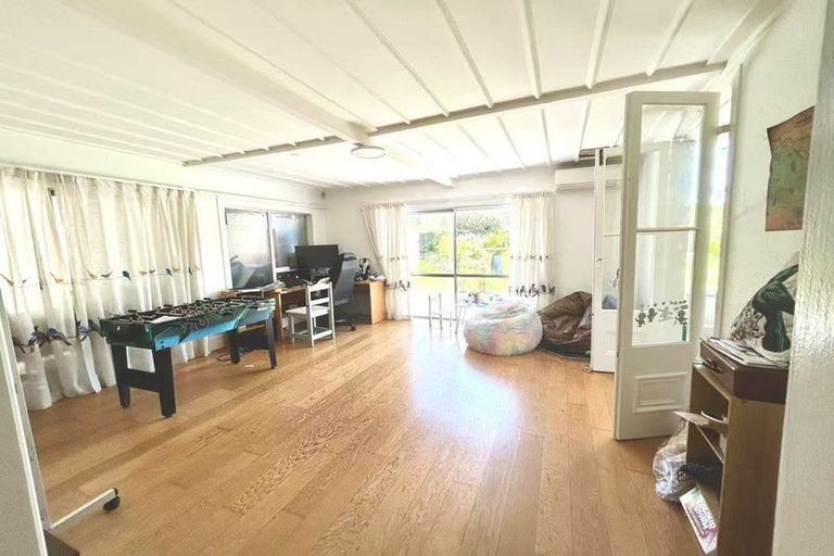 Photo of property in 76 Onewa Road, Northcote Point, Auckland, 0627