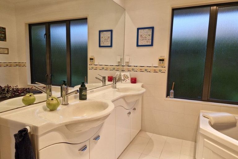 Photo of property in 11 Royal Heights, Glen Avon, New Plymouth, 4312