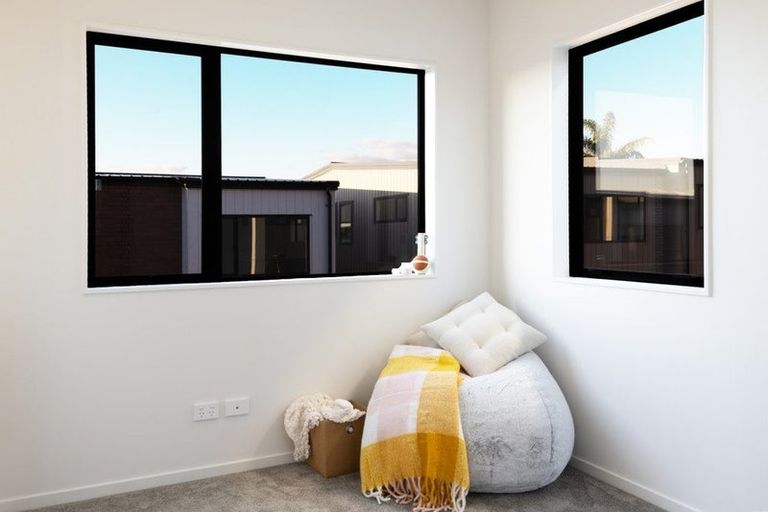 Photo of property in 17 Paetai Lane, Te Atatu Peninsula, 0610