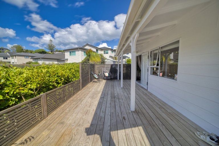 Photo of property in 15 Weka Close, Red Beach, 0932