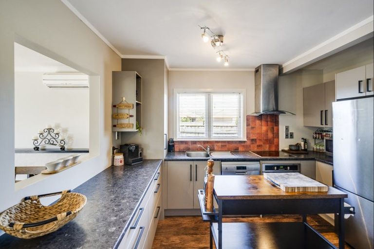 Photo of property in 43 Neeve Road, Taradale, Napier, 4112