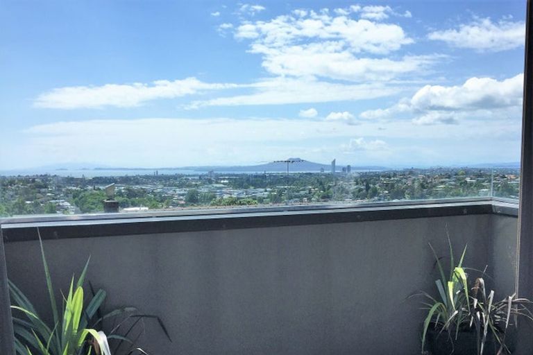 Photo of property in 1/41 High Road, Glenfield, Auckland, 0629