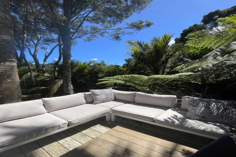 Photo of property in 35 Hollywood Avenue, Titirangi, Auckland, 0604