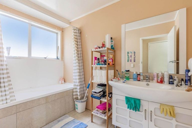 Photo of property in 11 Kilcar Place, Massey, Auckland, 0614