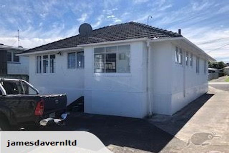 Photo of property in 6 Taipari Road, Te Atatu Peninsula, Auckland, 0610