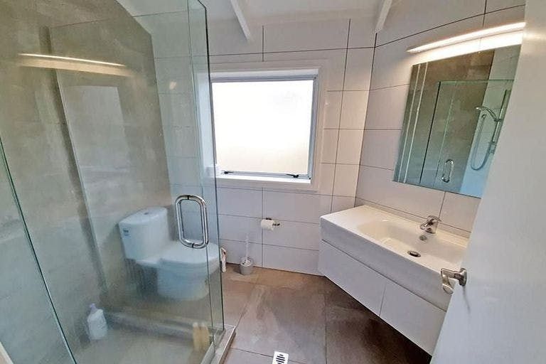 Photo of property in 14 La Roche Place, Northcote, Auckland, 0627