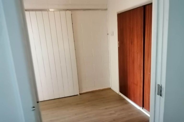 Photo of property in 54 Royal View Road, Te Atatu South, Auckland, 0610