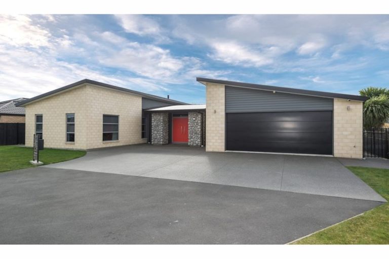 Photo of property in 43 Davaar Crescent, Broomfield, Christchurch, 8042
