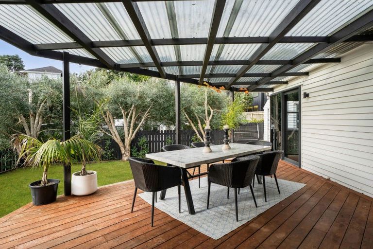 Photo of property in 15 Bracken Street, New Plymouth, 4310