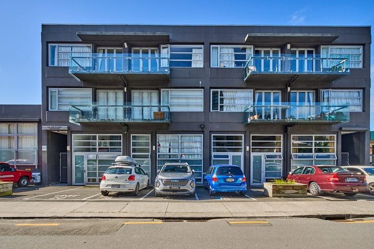 Photo of property in Las Olas De Cuba, 2/35 Torrens Terrace, Mount Cook, Wellington, 6011
