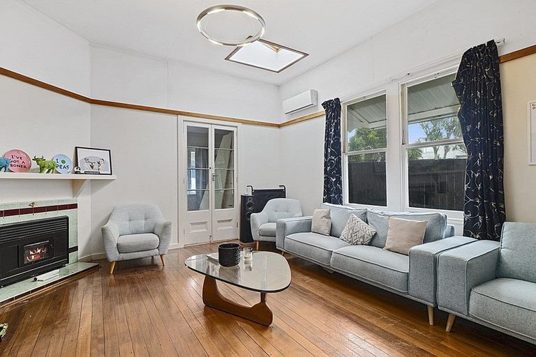 Photo of property in 17 Awaroa Road, Sunnyvale, Auckland, 0612