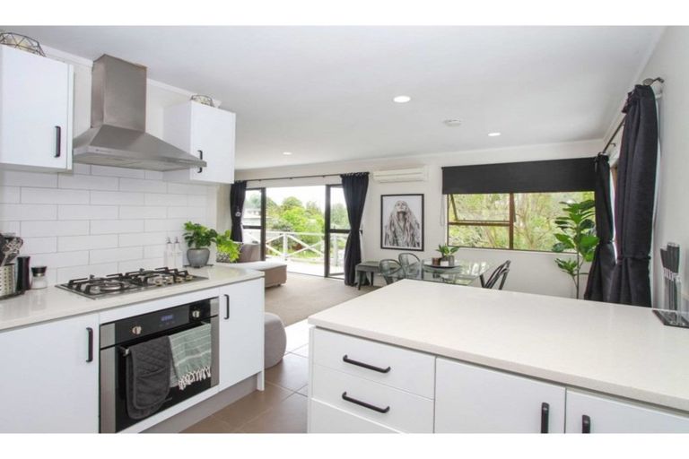 Photo of property in 1/27 Sovereign Place, Glenfield, Auckland, 0629