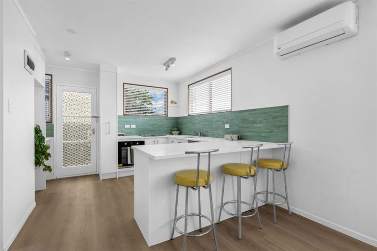 Photo of property in 2/52 Butterworth Drive, Glendene, Auckland, 0602