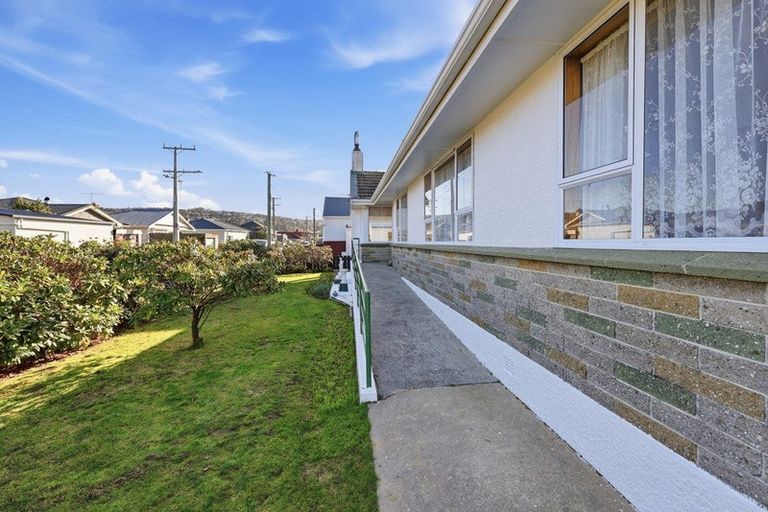Photo of property in 132 Macandrew Road, South Dunedin, Dunedin, 9012