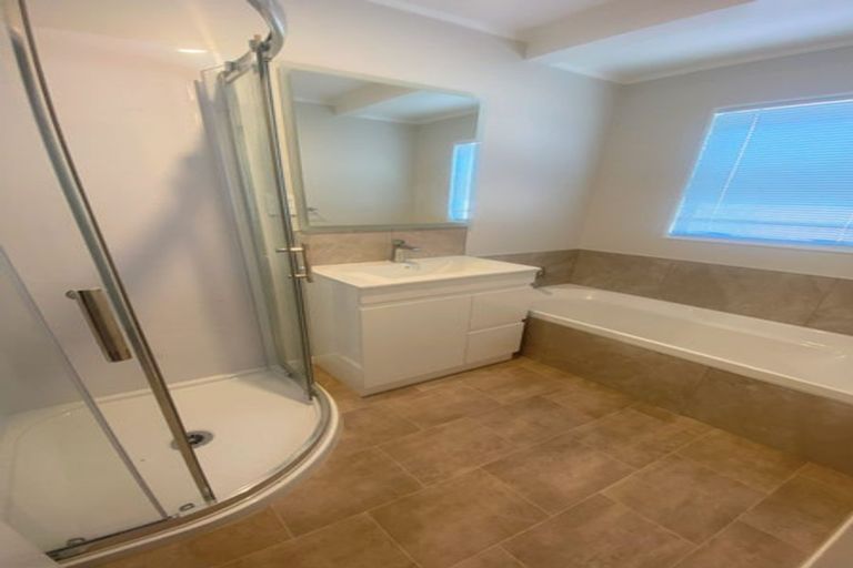 Photo of property in 1/16 Manapouri Place, Pakuranga Heights, Auckland, 2010