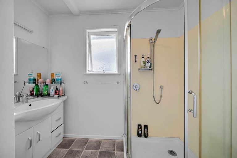 Photo of property in 23 Kemble Close, Mangere, Auckland, 2022