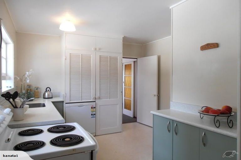 Photo of property in 1 Miltonia Avenue, Te Atatu South, Auckland, 0610