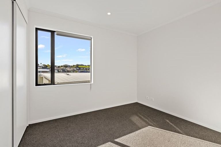 Photo of property in 18 Owen Chapman Drive, Red Beach, 0932