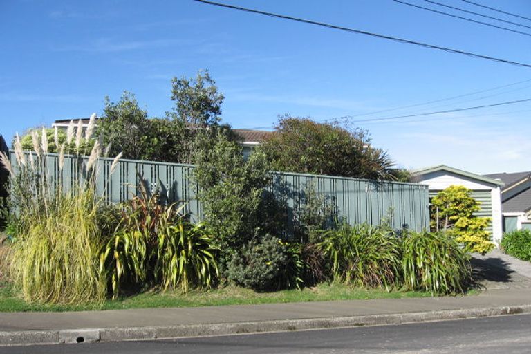 Photo of property in 21 Spenmoor Street, Newlands, Wellington, 6037