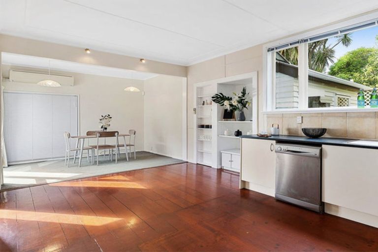 Photo of property in 39 Karepa Street, Brooklyn, Wellington, 6021