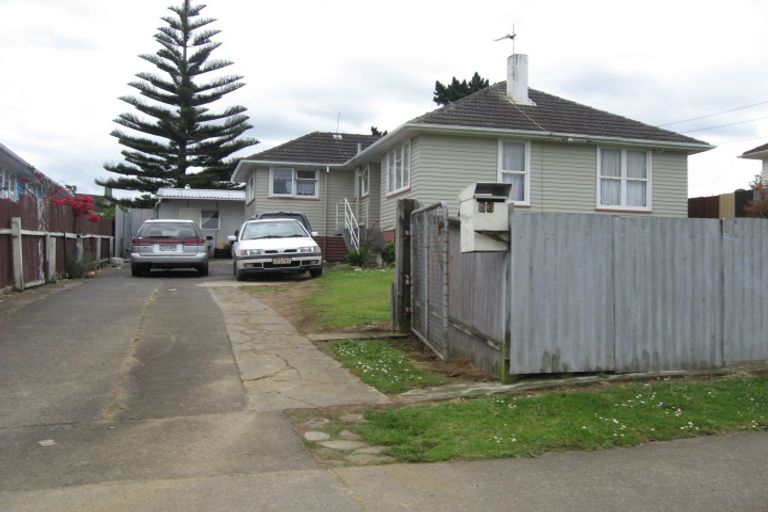 Photo of property in 56 Plumley Crescent, Mangere, Auckland, 2022