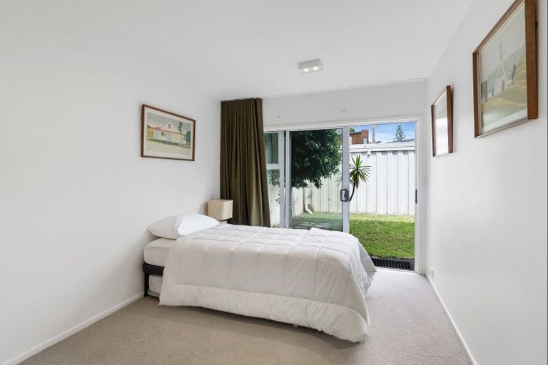 Photo of property in Seaview Apartments, 3/64 Milford Road, Milford, Auckland, 0620