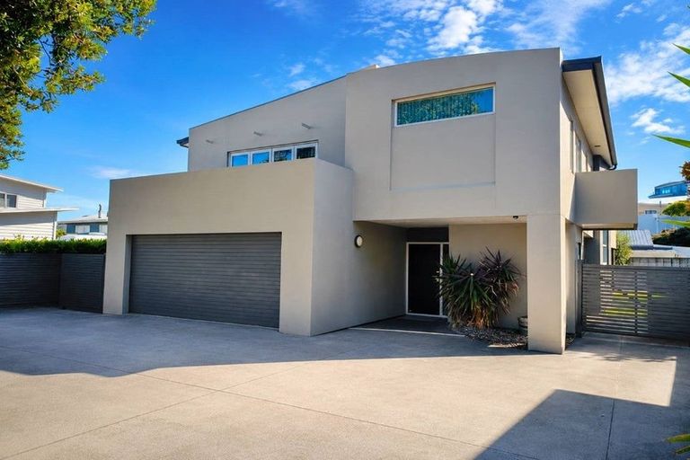 Photo of property in 1 Airlie Road, Plimmerton, Porirua, 5026