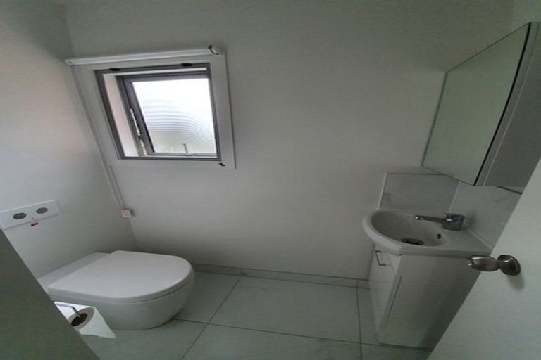 Photo of property in 3/104 East Coast Road, Forrest Hill, Auckland, 0620