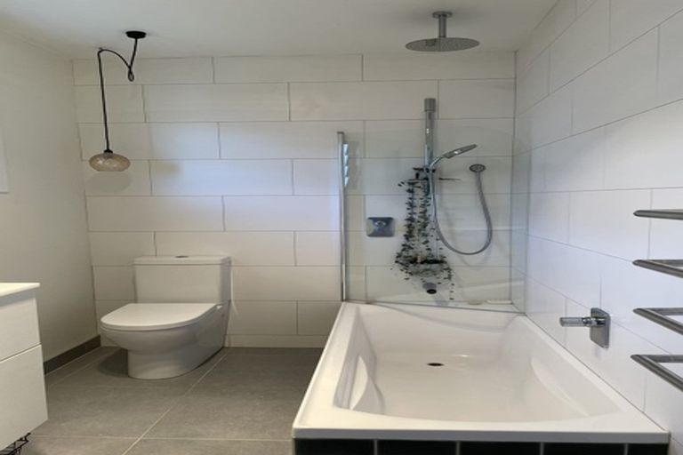 Photo of property in 28 Harbour View Road, Te Atatu Peninsula, Auckland, 0610