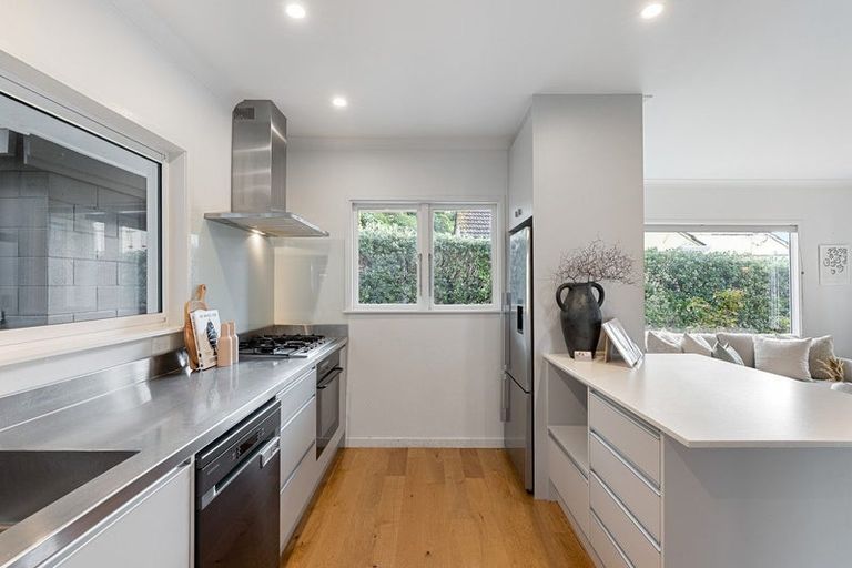 Photo of property in 318 Queens Drive, Lyall Bay, Wellington, 6022