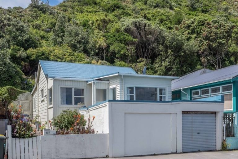 Photo of property in 190 The Esplanade, Island Bay, Wellington, 6023