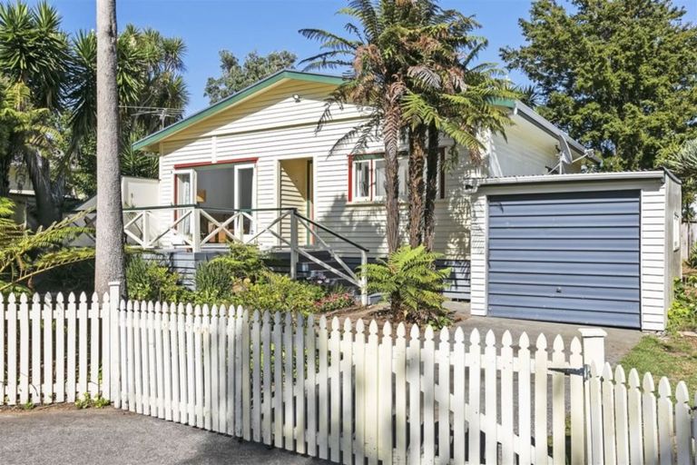 Photo of property in 18 Gill Avenue, Te Atatu Peninsula, Auckland, 0610
